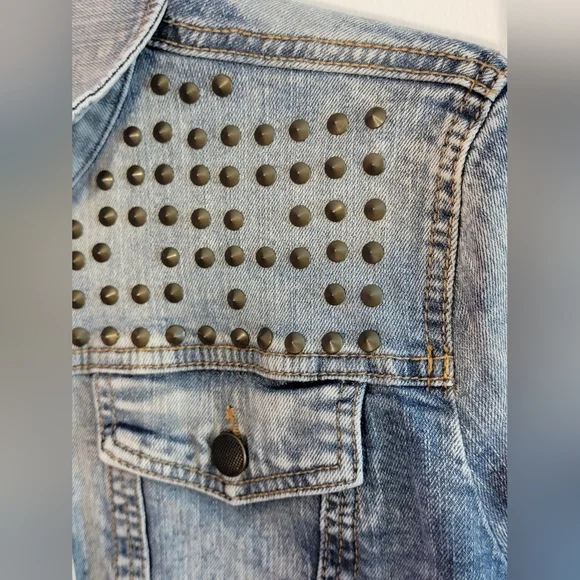 Studded Slightly Cropped Jean Jacket By Xhilaration Size Large - Picture 3 of 8